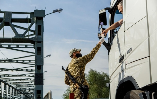 Венгрия закрыла три пункта пропуска на границе с Украиной