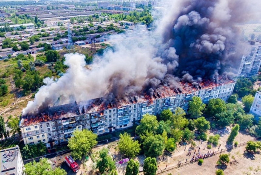 В Новой Каховке произошел масштабный пожар на крыше дома. ВИДЕО