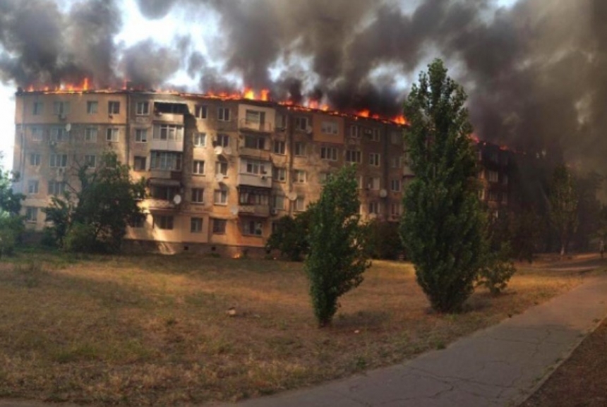 В Новой Каховке произошел масштабный пожар на крыше дома. ВИДЕО