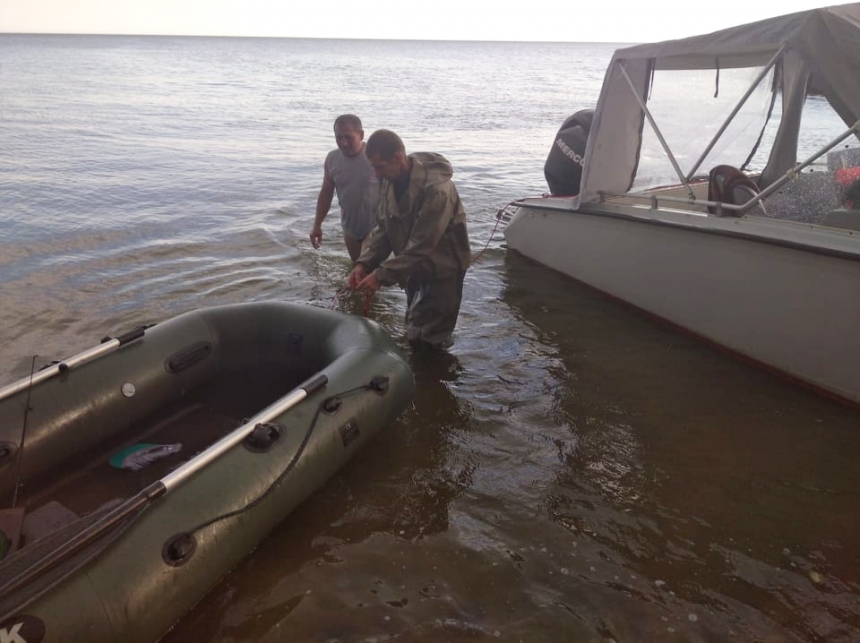 На Николаевщине лодку во время непогоды начало относить в море — помогли спасатели