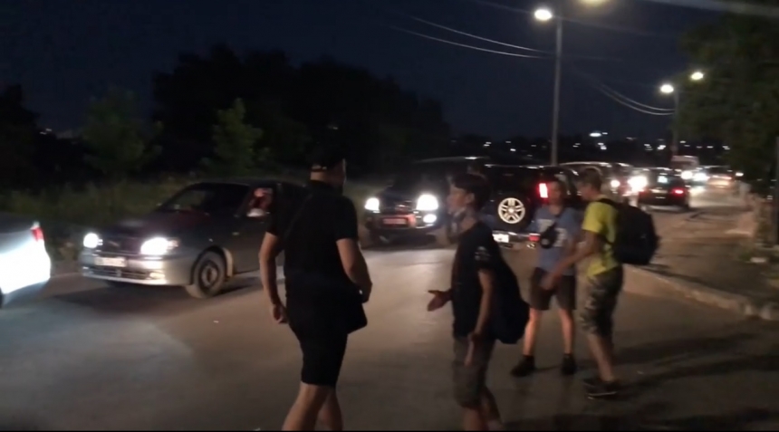 Киевские подростки «воюют» с водителями, нарушающими ПДД. Видео