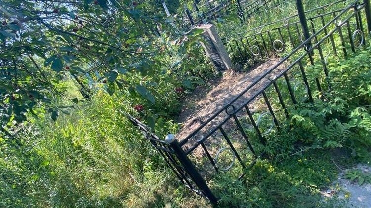 Под Киевом трое мужчин убили собутыльника и спрятали его тело на кладбище