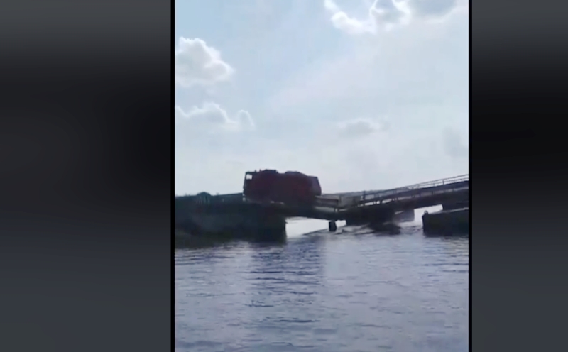 На Николаевщине фуры снова утопили понтонный мост