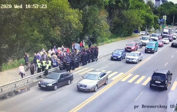 Протесты на мосту в Киеве: между полицией и митингующими произошла стычка