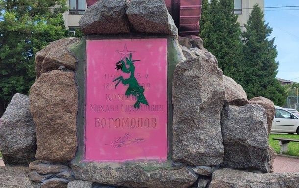В Ровно раскрасили памятник советскому военачальнику