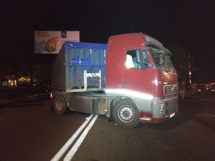 Ночью в Николаеве автомобиль такси врезался в зерновоз: двое пострадавших