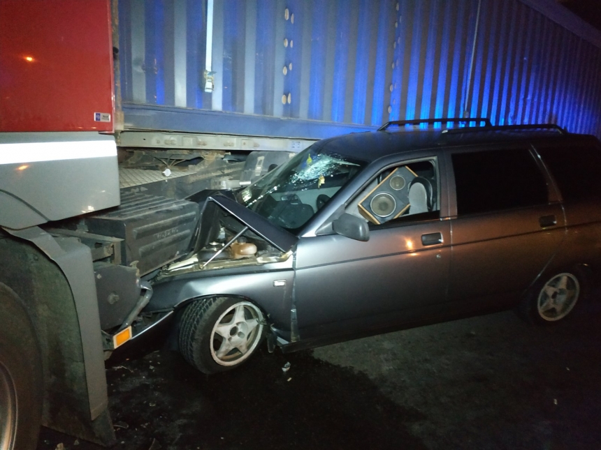 Ночью в Николаеве автомобиль такси врезался в зерновоз: двое пострадавших