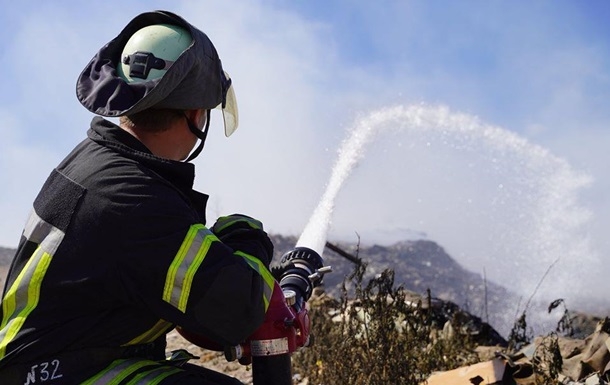 Уже пятый день спасатели тушат лесные пожары в Луганской области. Видео