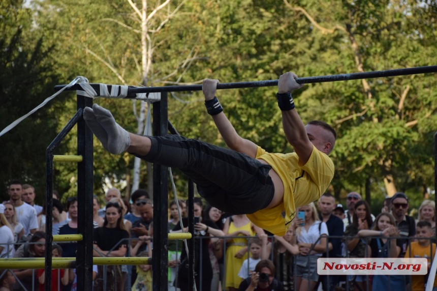 На главной площади Николаева состоялся чемпионат по воркауту. ФОТОРЕПОРТАЖ