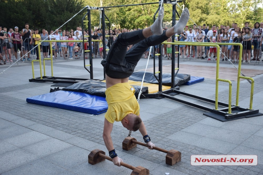 На главной площади Николаева состоялся чемпионат по воркауту. ФОТОРЕПОРТАЖ