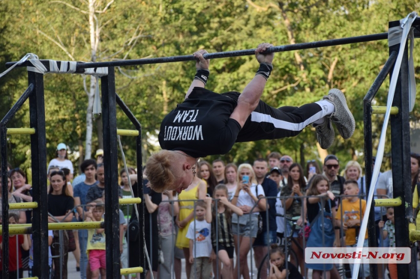 На главной площади Николаева состоялся чемпионат по воркауту. ФОТОРЕПОРТАЖ