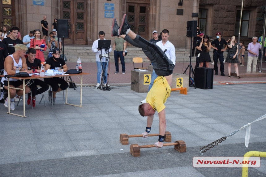 На главной площади Николаева состоялся чемпионат по воркауту. ФОТОРЕПОРТАЖ