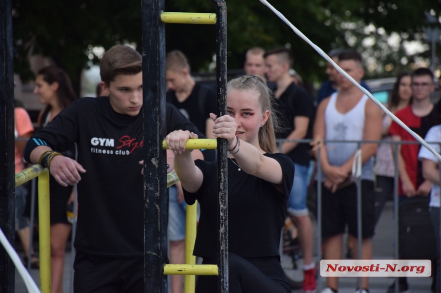 На главной площади Николаева состоялся чемпионат по воркауту. ФОТОРЕПОРТАЖ