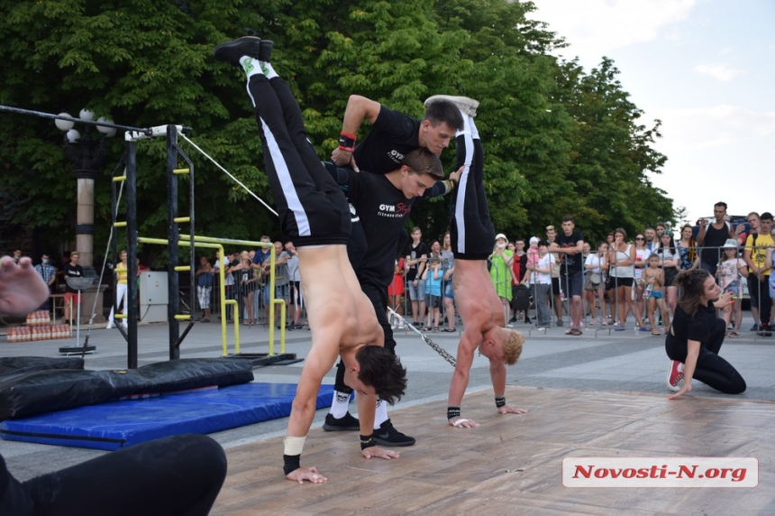 На главной площади Николаева состоялся чемпионат по воркауту. ФОТОРЕПОРТАЖ