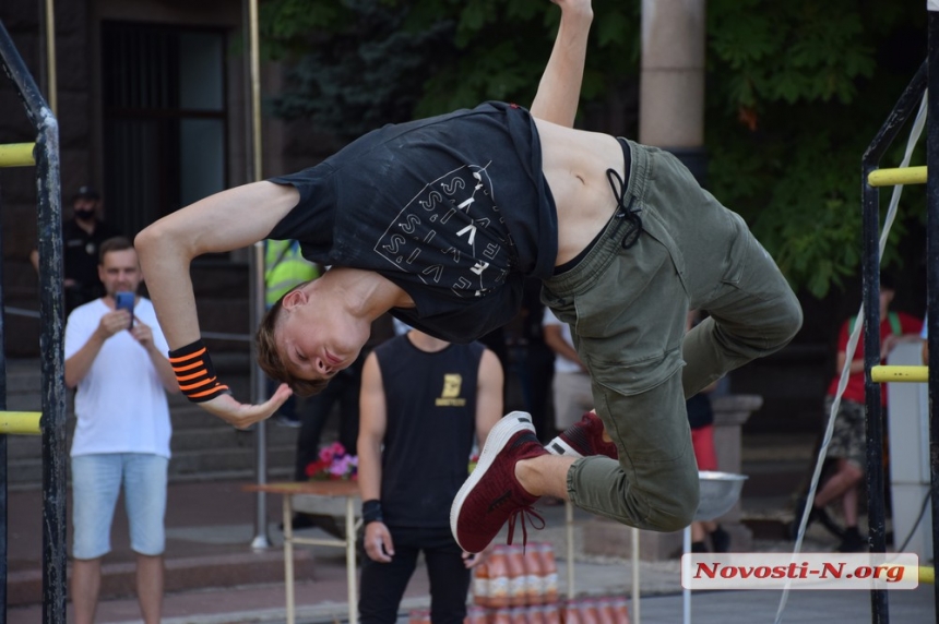 На главной площади Николаева состоялся чемпионат по воркауту. ФОТОРЕПОРТАЖ