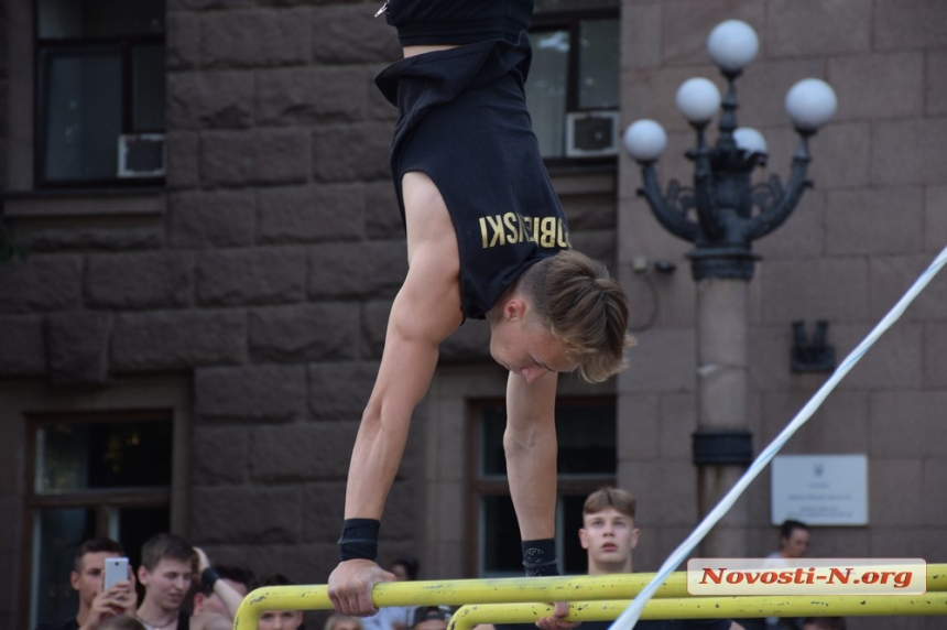 На главной площади Николаева состоялся чемпионат по воркауту. ФОТОРЕПОРТАЖ