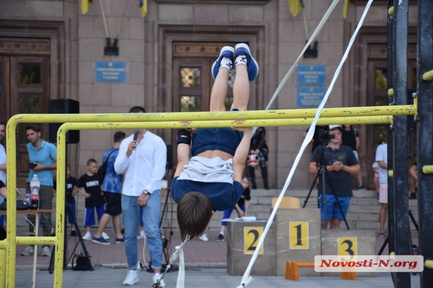 На главной площади Николаева состоялся чемпионат по воркауту. ФОТОРЕПОРТАЖ