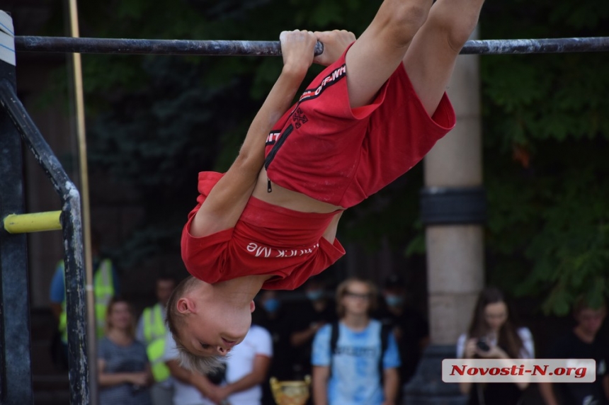 На главной площади Николаева состоялся чемпионат по воркауту. ФОТОРЕПОРТАЖ