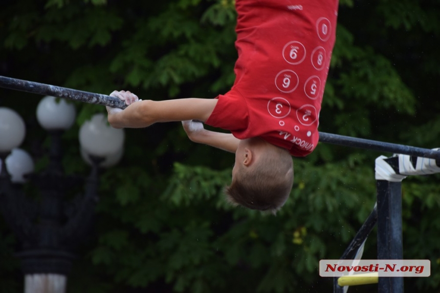 На главной площади Николаева состоялся чемпионат по воркауту. ФОТОРЕПОРТАЖ