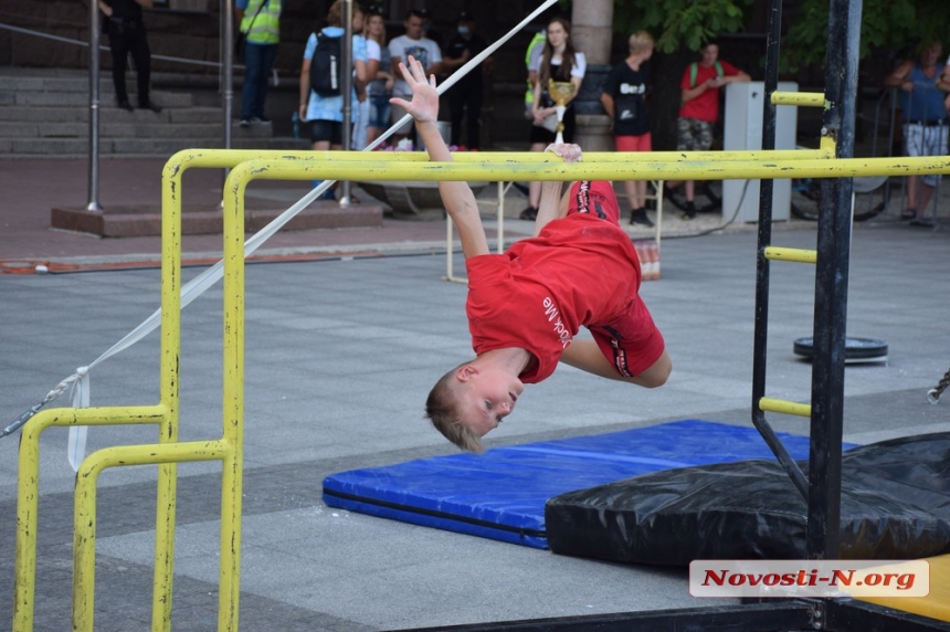 На главной площади Николаева состоялся чемпионат по воркауту. ФОТОРЕПОРТАЖ