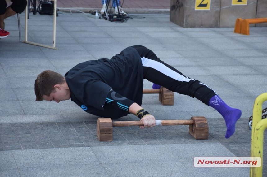 На главной площади Николаева состоялся чемпионат по воркауту. ФОТОРЕПОРТАЖ