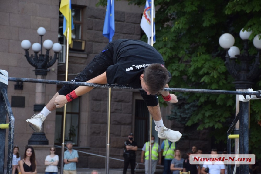 На главной площади Николаева состоялся чемпионат по воркауту. ФОТОРЕПОРТАЖ