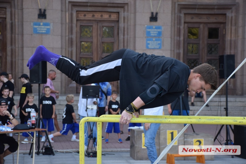 На главной площади Николаева состоялся чемпионат по воркауту. ФОТОРЕПОРТАЖ