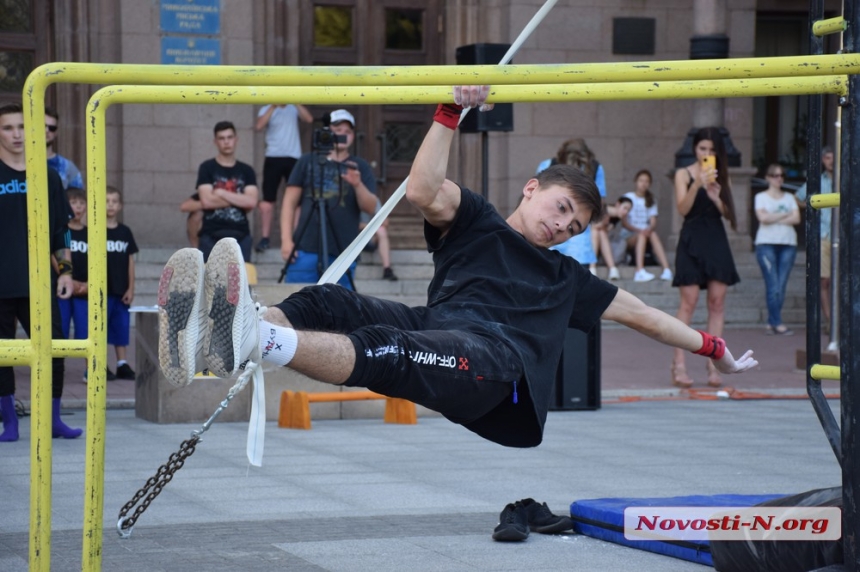 На главной площади Николаева состоялся чемпионат по воркауту. ФОТОРЕПОРТАЖ