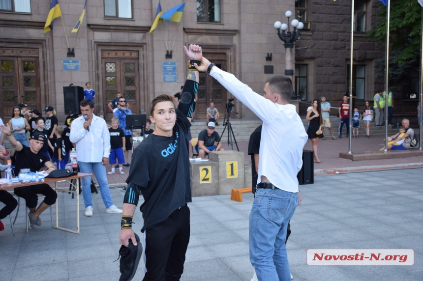 На главной площади Николаева состоялся чемпионат по воркауту. ФОТОРЕПОРТАЖ