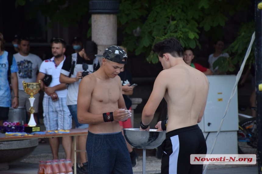 На главной площади Николаева состоялся чемпионат по воркауту. ФОТОРЕПОРТАЖ