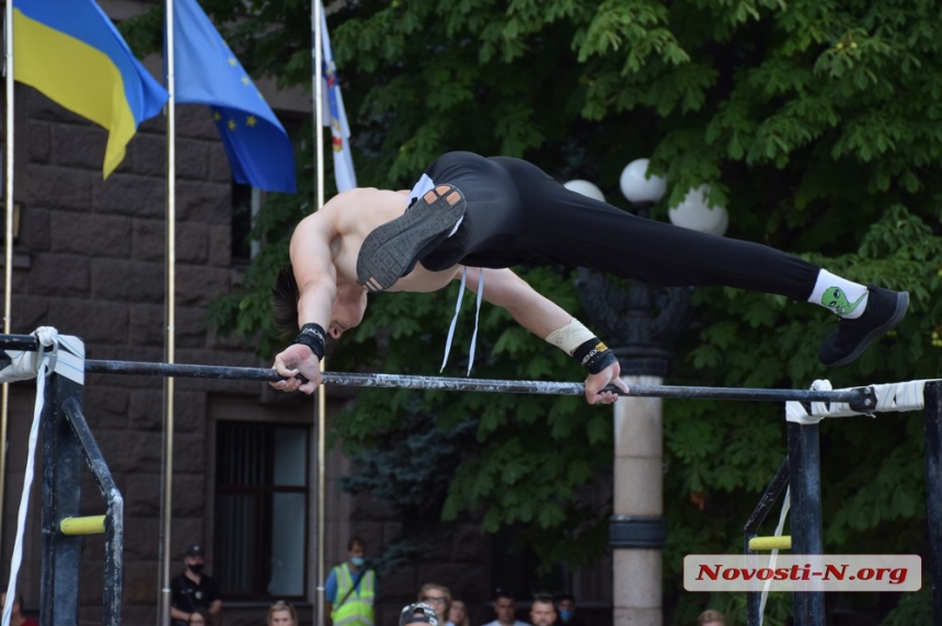 На главной площади Николаева состоялся чемпионат по воркауту. ФОТОРЕПОРТАЖ