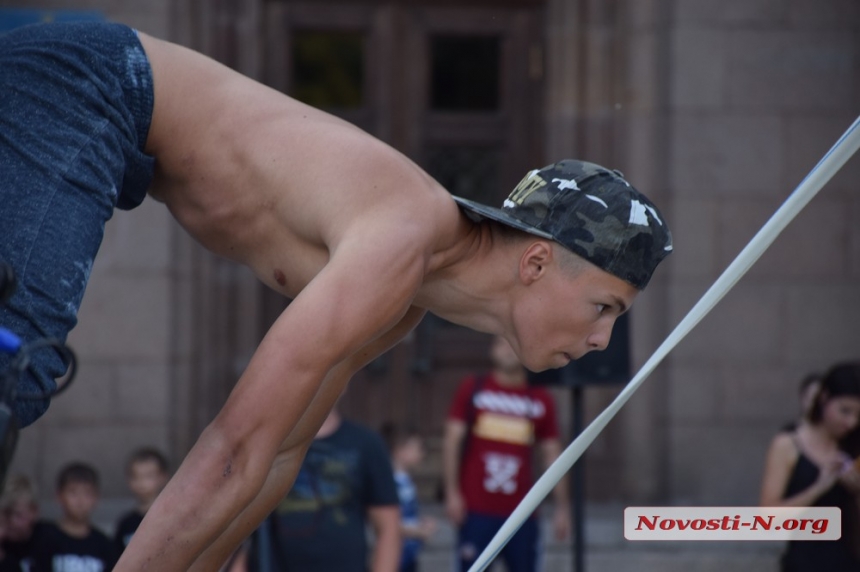 На главной площади Николаева состоялся чемпионат по воркауту. ФОТОРЕПОРТАЖ