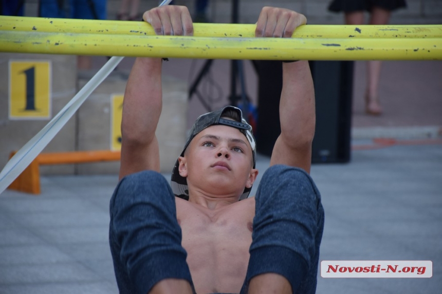 На главной площади Николаева состоялся чемпионат по воркауту. ФОТОРЕПОРТАЖ