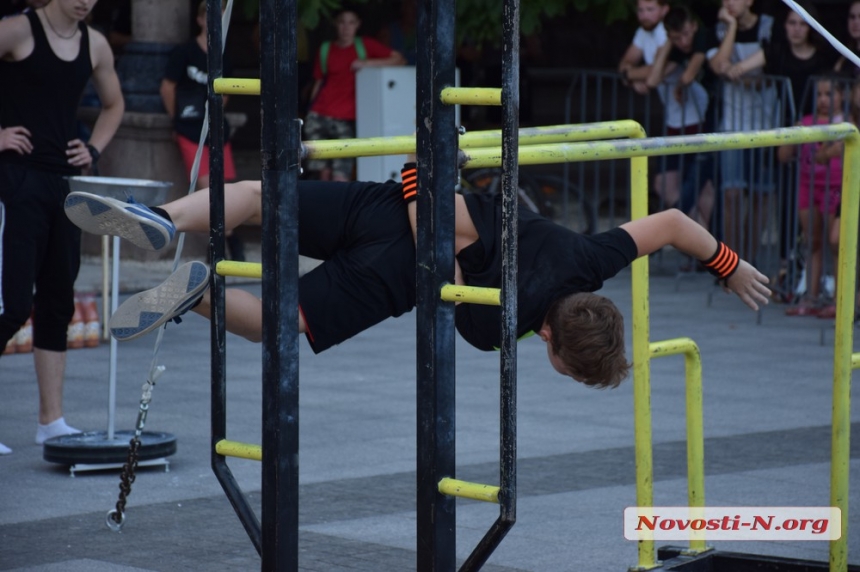 На главной площади Николаева состоялся чемпионат по воркауту. ФОТОРЕПОРТАЖ