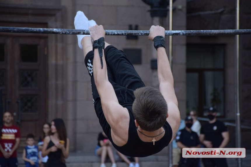 На главной площади Николаева состоялся чемпионат по воркауту. ФОТОРЕПОРТАЖ