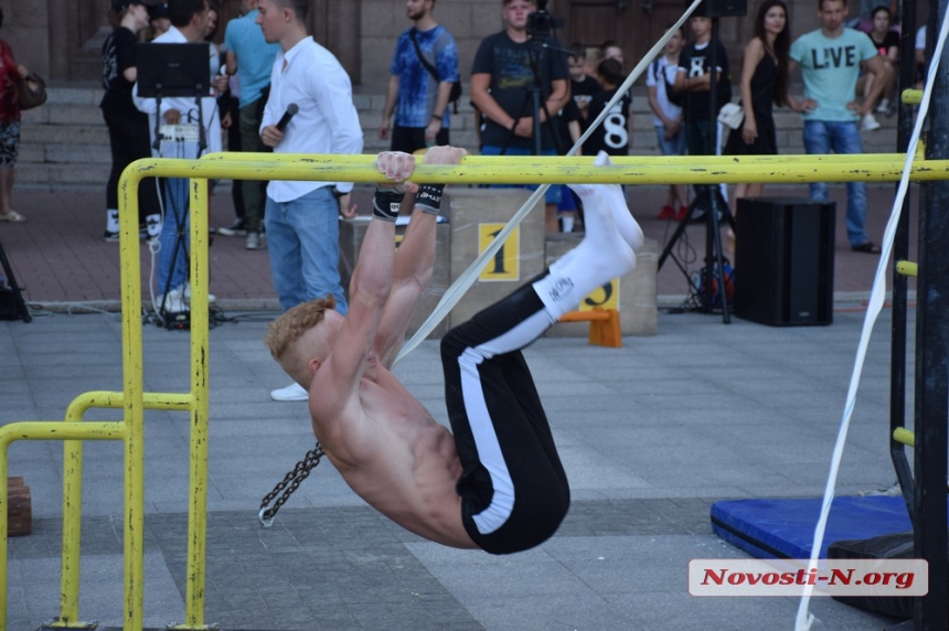 На главной площади Николаева состоялся чемпионат по воркауту. ФОТОРЕПОРТАЖ