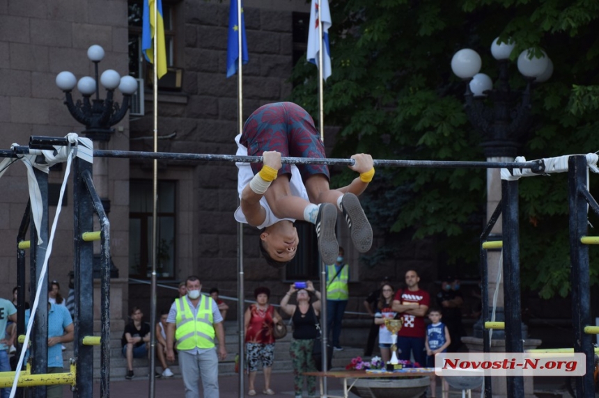 На главной площади Николаева состоялся чемпионат по воркауту. ФОТОРЕПОРТАЖ