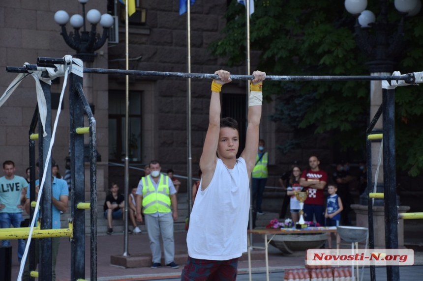 На главной площади Николаева состоялся чемпионат по воркауту. ФОТОРЕПОРТАЖ