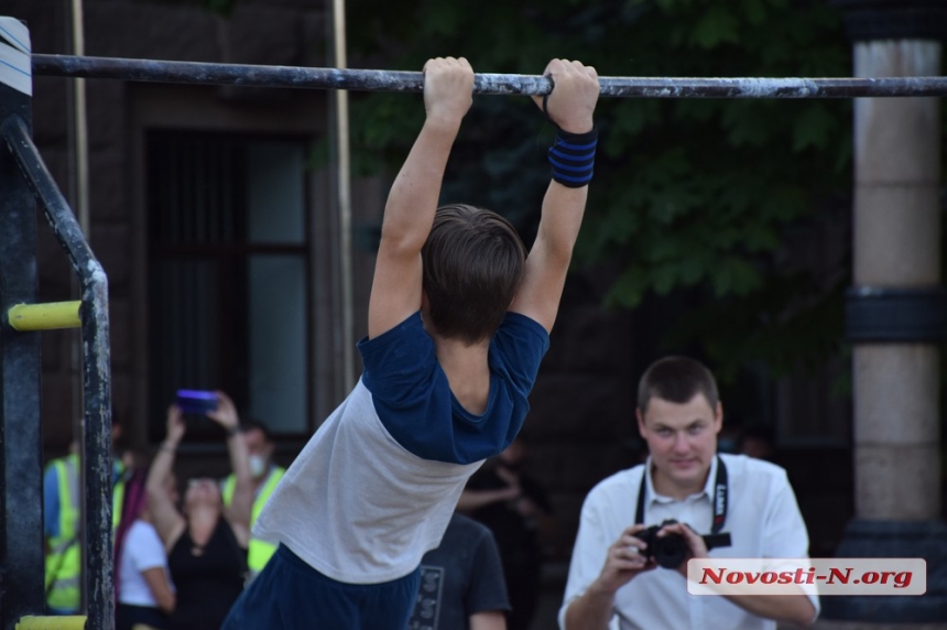 На главной площади Николаева состоялся чемпионат по воркауту. ФОТОРЕПОРТАЖ