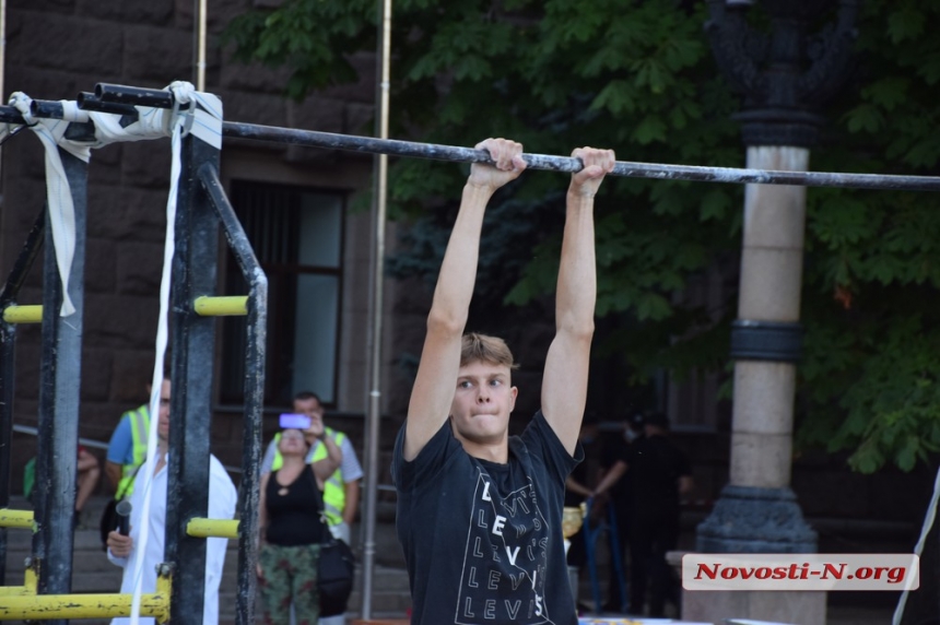 На главной площади Николаева состоялся чемпионат по воркауту. ФОТОРЕПОРТАЖ