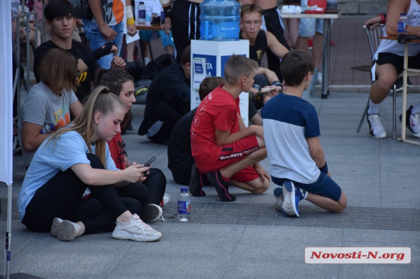 На главной площади Николаева состоялся чемпионат по воркауту. ФОТОРЕПОРТАЖ