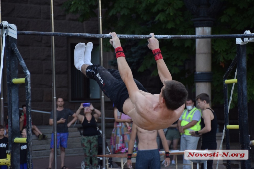 На главной площади Николаева состоялся чемпионат по воркауту. ФОТОРЕПОРТАЖ