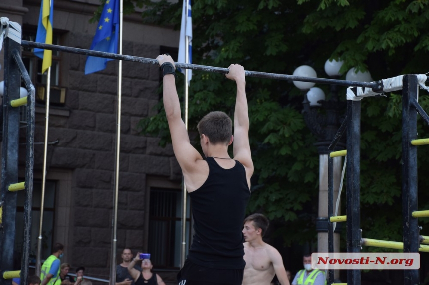 На главной площади Николаева состоялся чемпионат по воркауту. ФОТОРЕПОРТАЖ