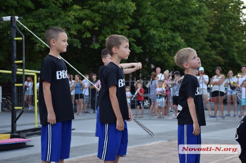 На главной площади Николаева состоялся чемпионат по воркауту. ФОТОРЕПОРТАЖ