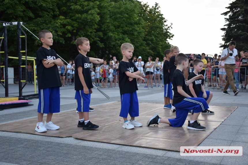 На главной площади Николаева состоялся чемпионат по воркауту. ФОТОРЕПОРТАЖ