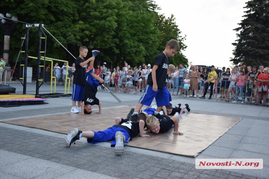 На главной площади Николаева состоялся чемпионат по воркауту. ФОТОРЕПОРТАЖ