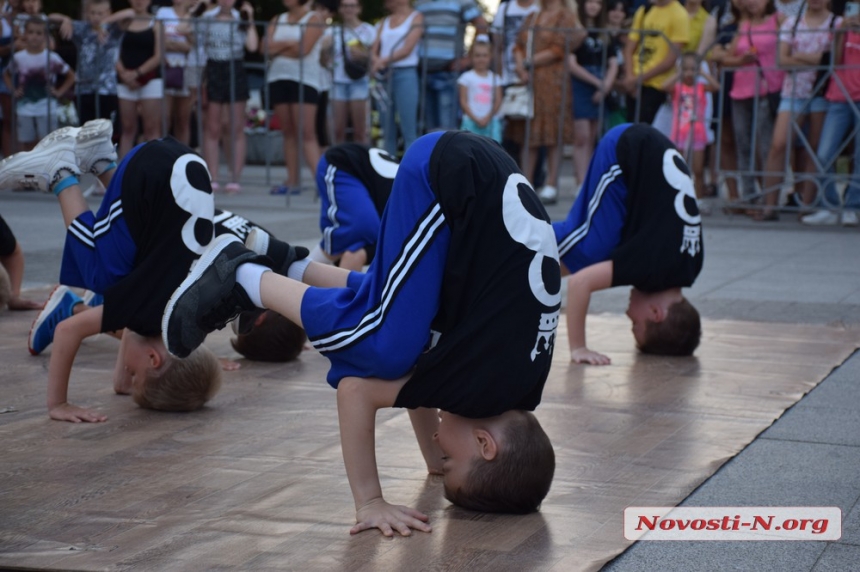 На главной площади Николаева состоялся чемпионат по воркауту. ФОТОРЕПОРТАЖ