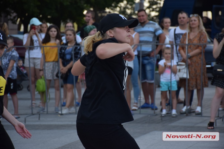 На главной площади Николаева состоялся чемпионат по воркауту. ФОТОРЕПОРТАЖ