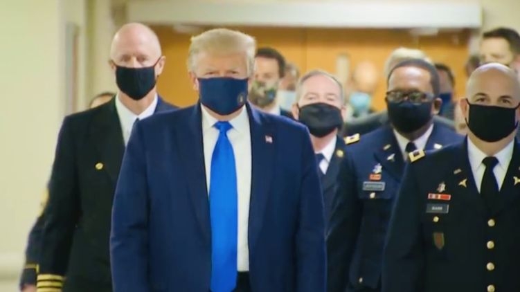 Трамп впервые с начала пандемии надел маску на публике