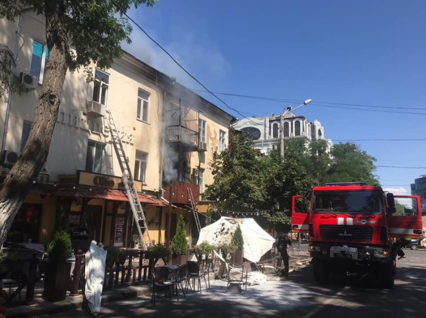 В центре Одессы горит жилой дом 1814 года постройки